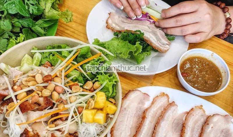 Thưởng thức món ngon bánh tráng cuốn thịt heo