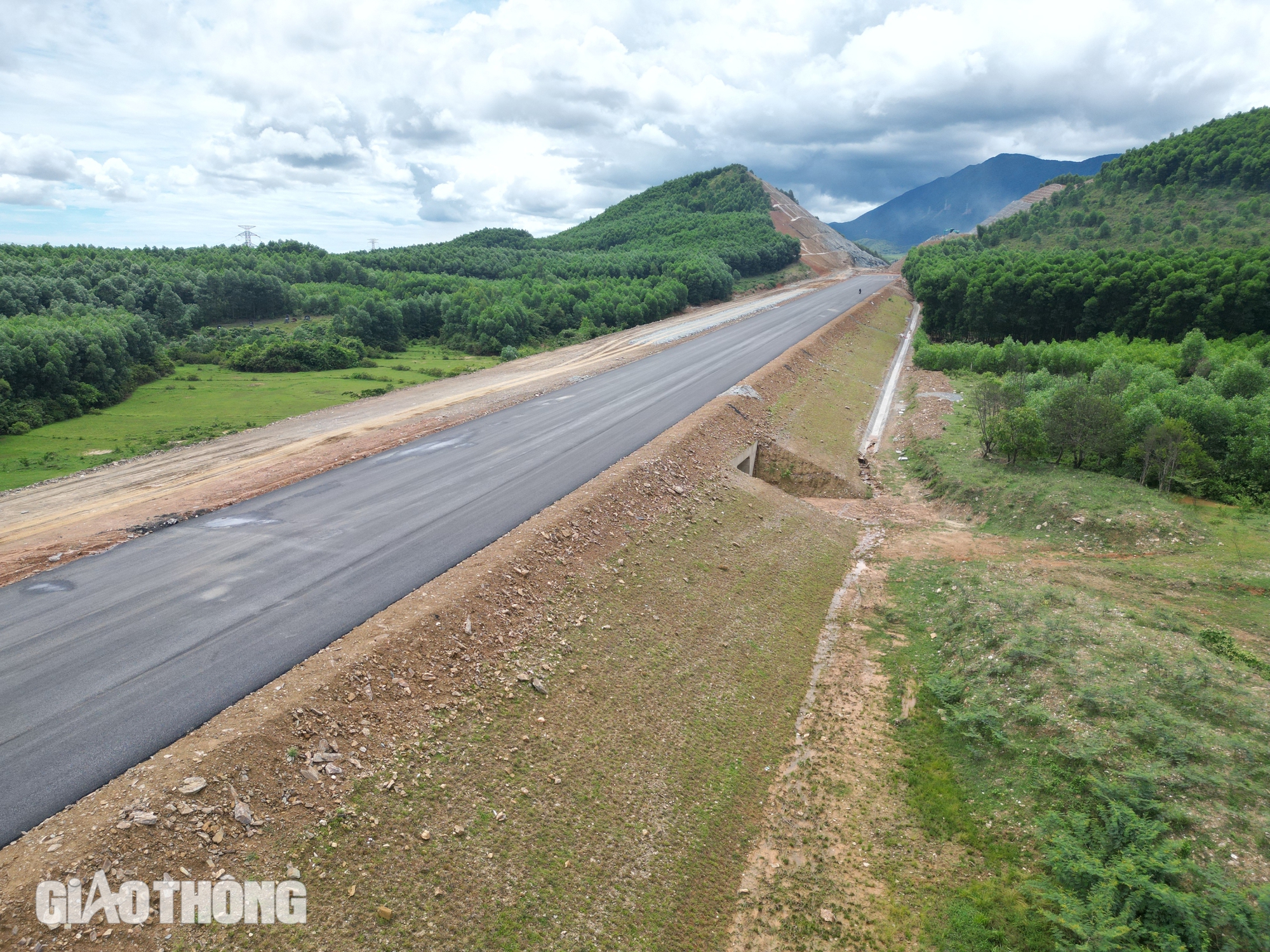 Ngắm cao tốc Bắc - Nam qua Hà Tĩnh dần lộ diện, đẹp ngỡ ngàng- Ảnh 3.