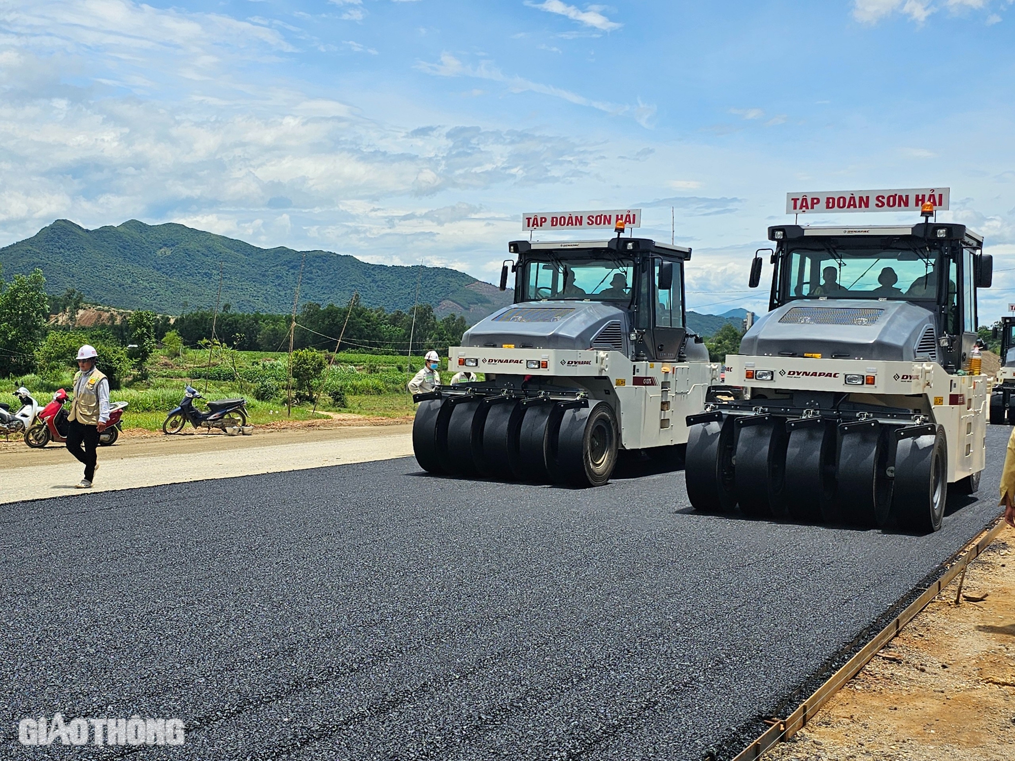 Thảm những mét bê tông nhựa đầu tiên trên cao tốc Hoài Nhơn - Quy Nhơn- Ảnh 8.