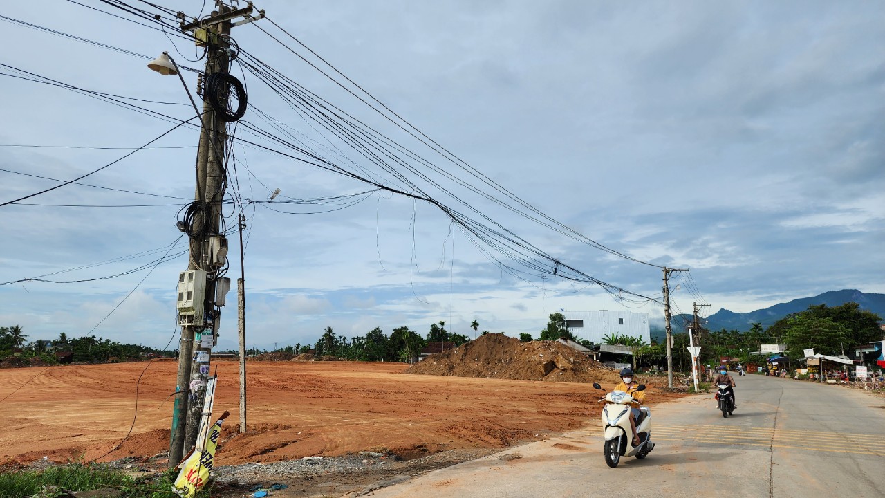 Quảng Ngãi khẩn trương di dời hạ tầng kỹ thuật, giải quyết rốt ráo mặt bằng cao tốc- Ảnh 1.