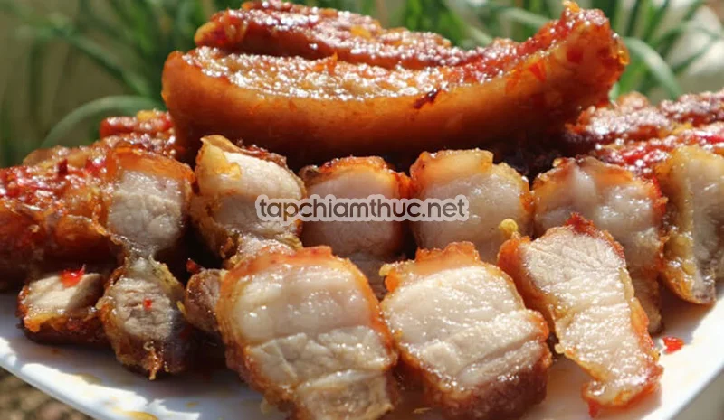 Thịt ba chỉ chiên vàng cánh gián, cắt thành miếng nhỏ dày 1cm