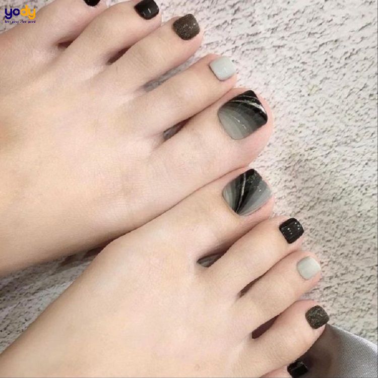 Gợi ý mẫu nail chân sang trọng dành cho quý bà U40-U50