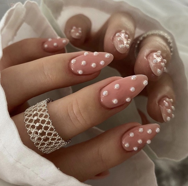 Top 10 mẫu nail đính ngọc trai sang chảnh dành cho phái nữ