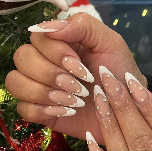 Top 10 mẫu nail đính ngọc trai sang chảnh dành cho phái nữ