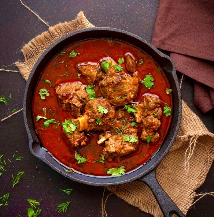 Cà ri Vindaloo là món ăn cay ở châu Á, làm từ thịt lợn, gà hoặc cừu