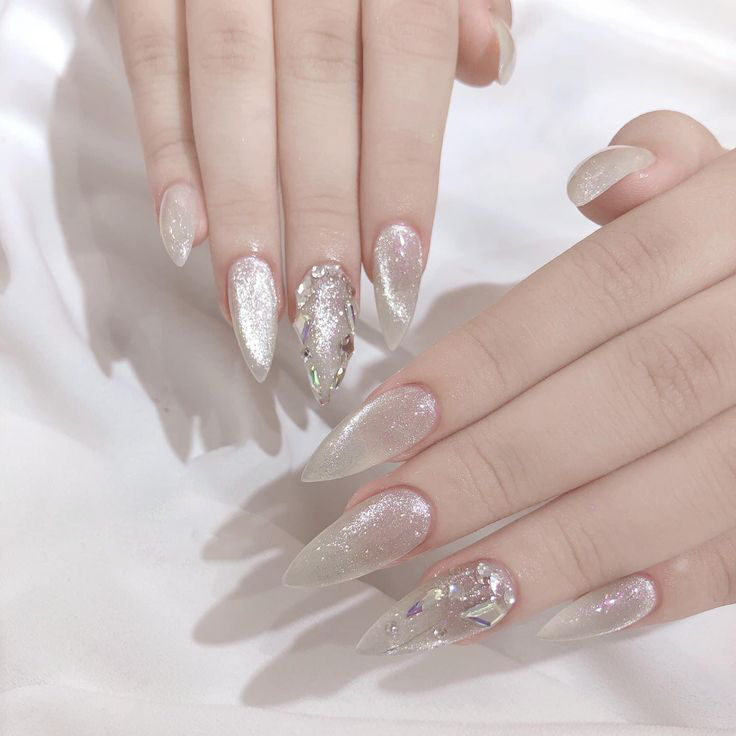 Những mẫu nail cá tính và không bao giờ lỗi thời