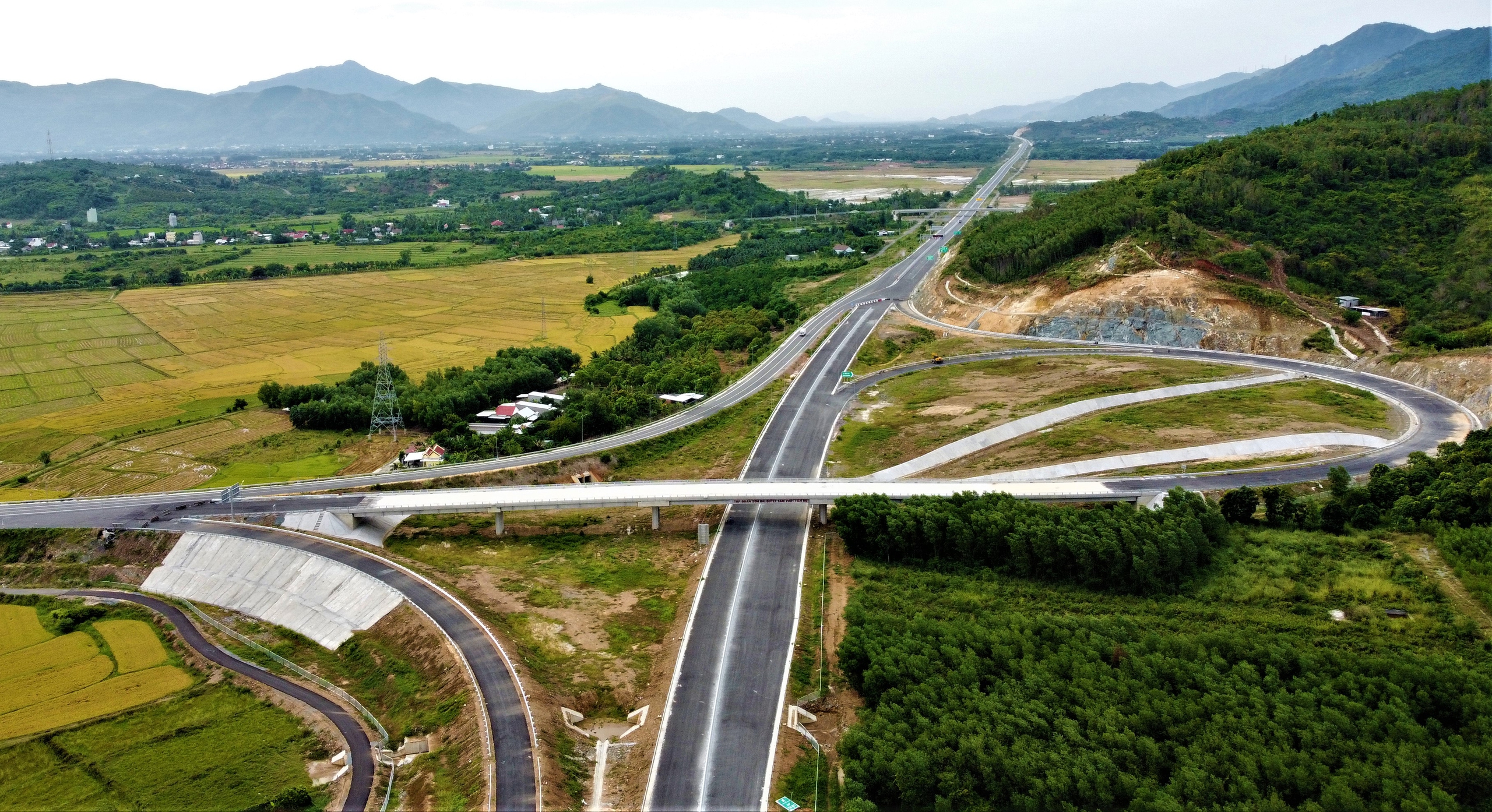 Cận cảnh cao tốc Vân Phong - Nha Trang vượt núi xuyên đồng, chạy đà về đích- Ảnh 1.