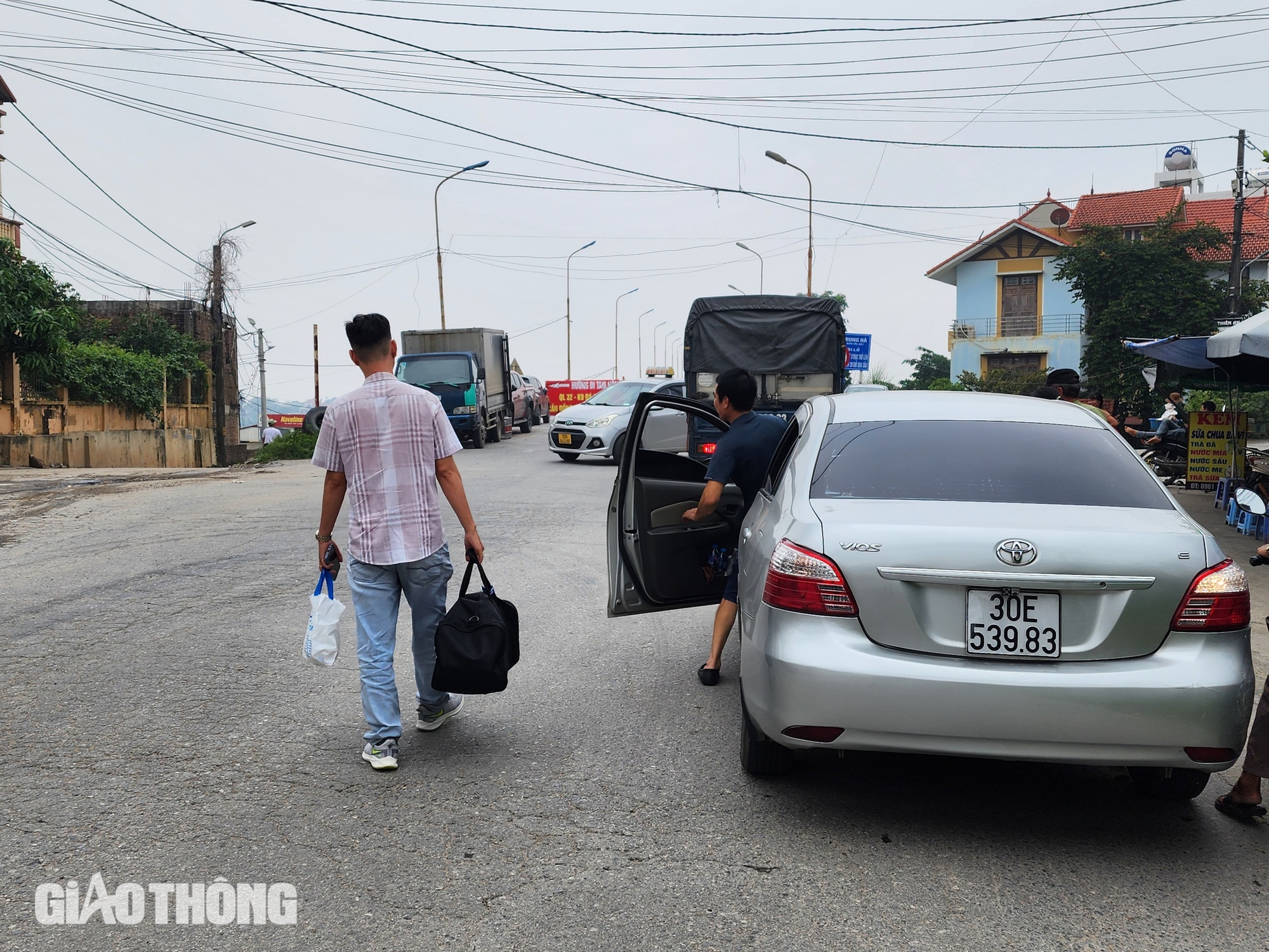 Ô tô dưới 7 chỗ được phép lưu thông qua cầu Trung Hà từ 15h chiều nay- Ảnh 1.