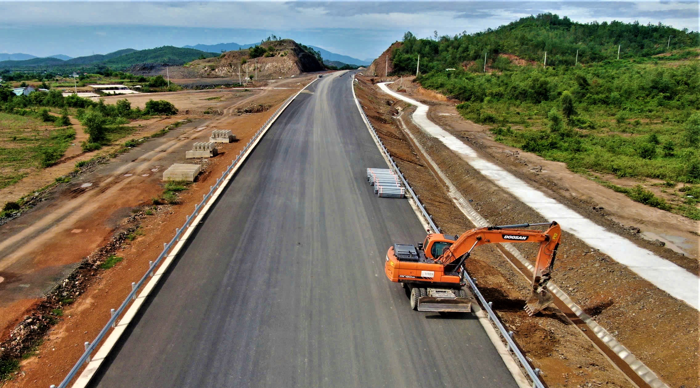 Cận cảnh cao tốc Vân Phong - Nha Trang vượt núi xuyên đồng, chạy đà về đích- Ảnh 11.