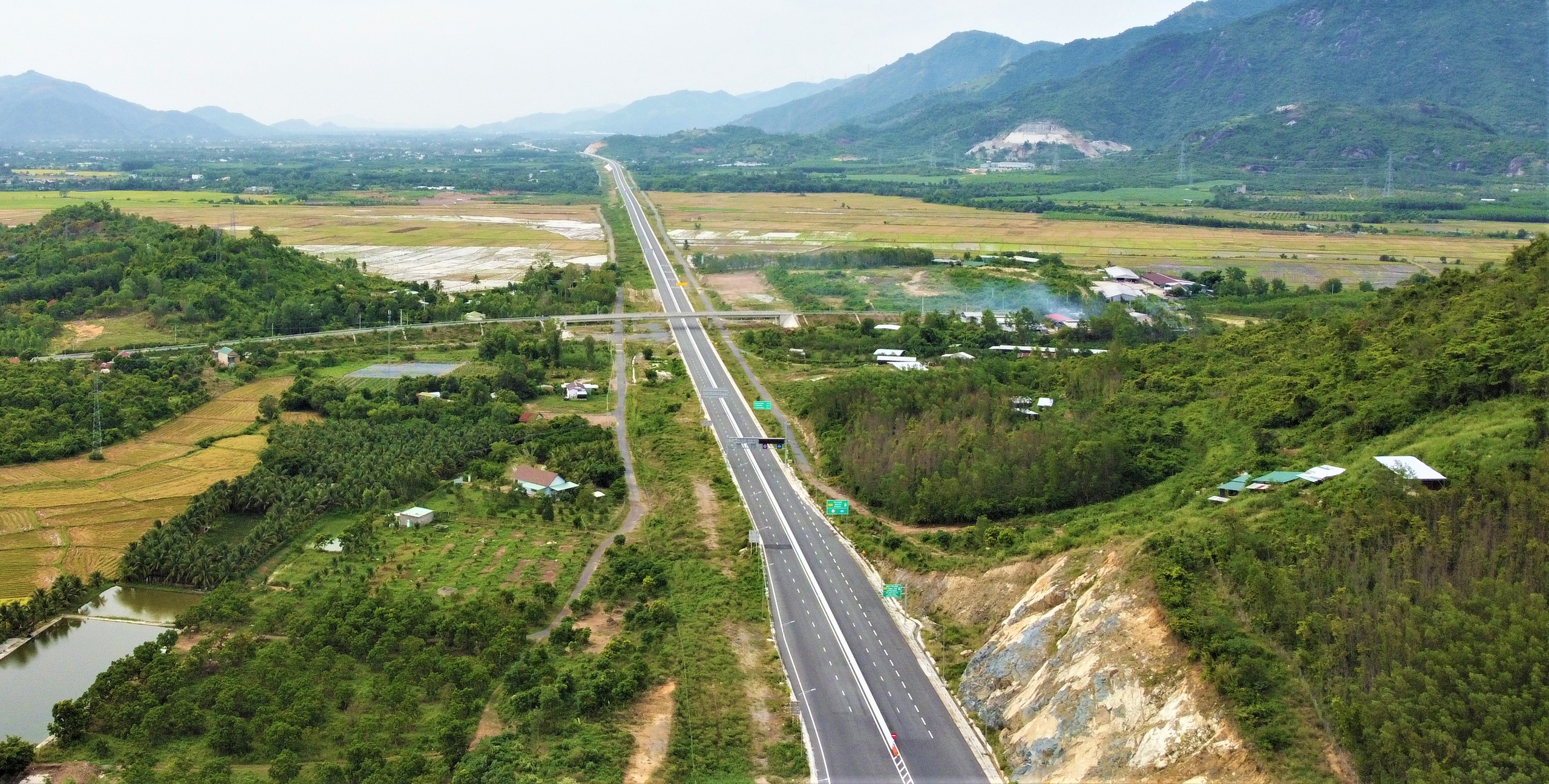 Cận cảnh cao tốc Vân Phong - Nha Trang vượt núi xuyên đồng, chạy đà về đích- Ảnh 2.