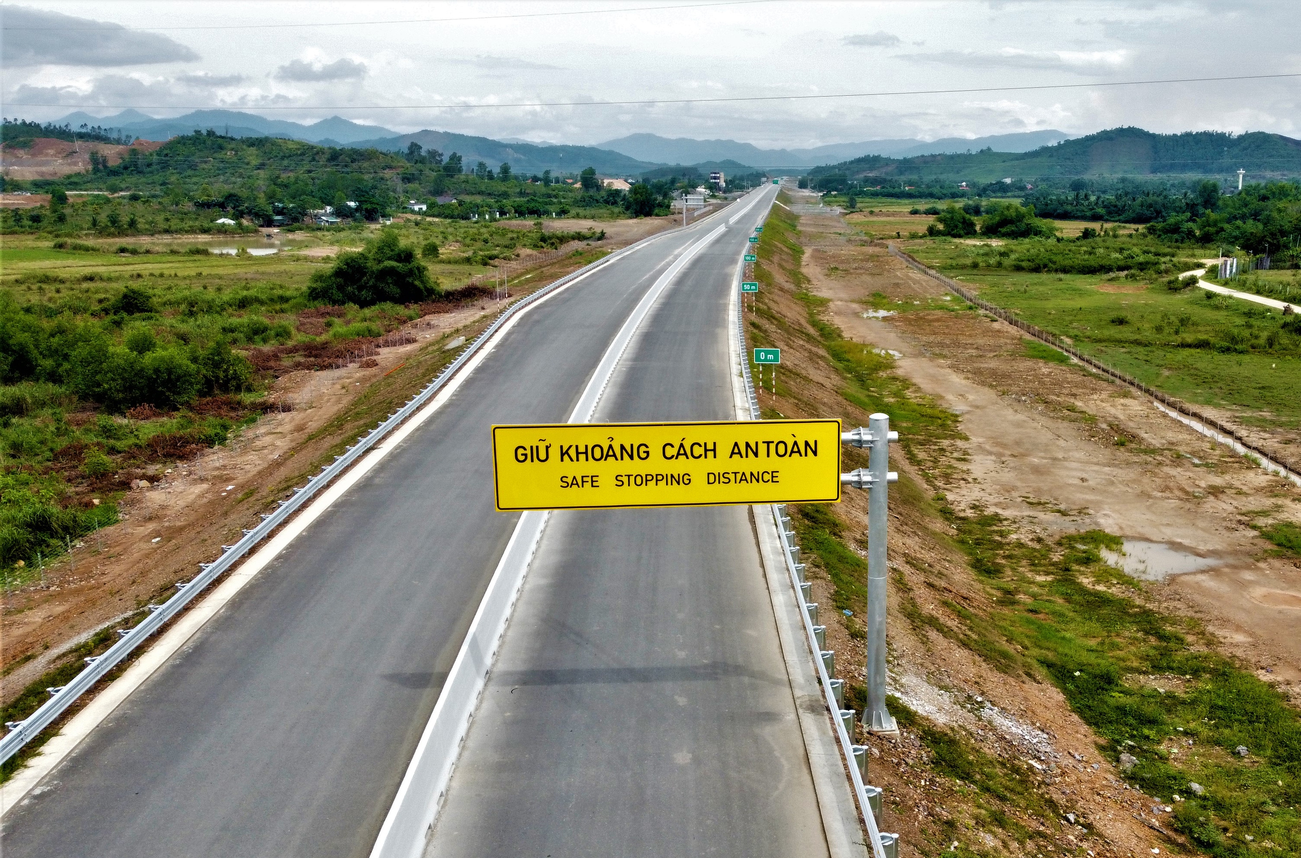 Cận cảnh cao tốc Vân Phong - Nha Trang vượt núi xuyên đồng, chạy đà về đích- Ảnh 15.