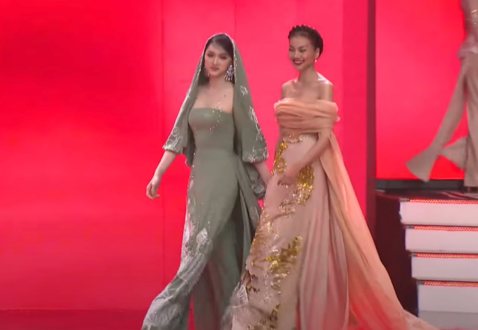 Hot lại khoảnh khắc Thanh Hằng - Hương Giang có khoảnh khắc nắm tay cùng catwalk trên sóng trực tiếp - Ảnh 4.