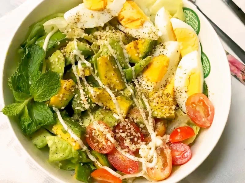 Salad bơ với thịt nguội và trứng