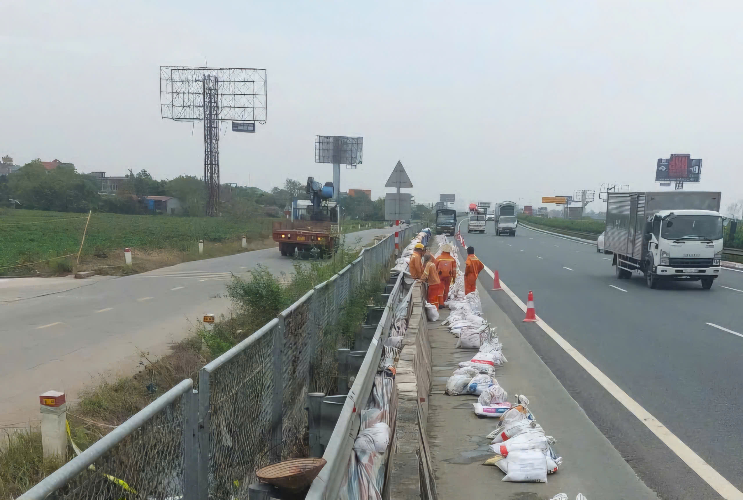 Làm tường chắn ngăn ngập nước trên cao tốc Pháp Vân - Cầu Giẽ- Ảnh 1.