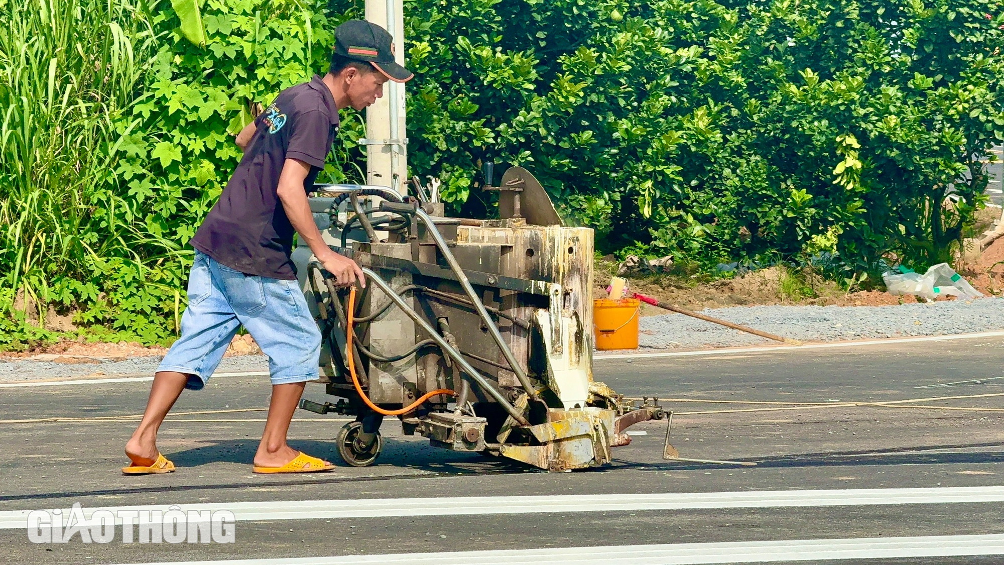 Cầu Bạch Đằng 2 đã thông xe, vì sao vẫn còn công nhân thi công?- Ảnh 2.