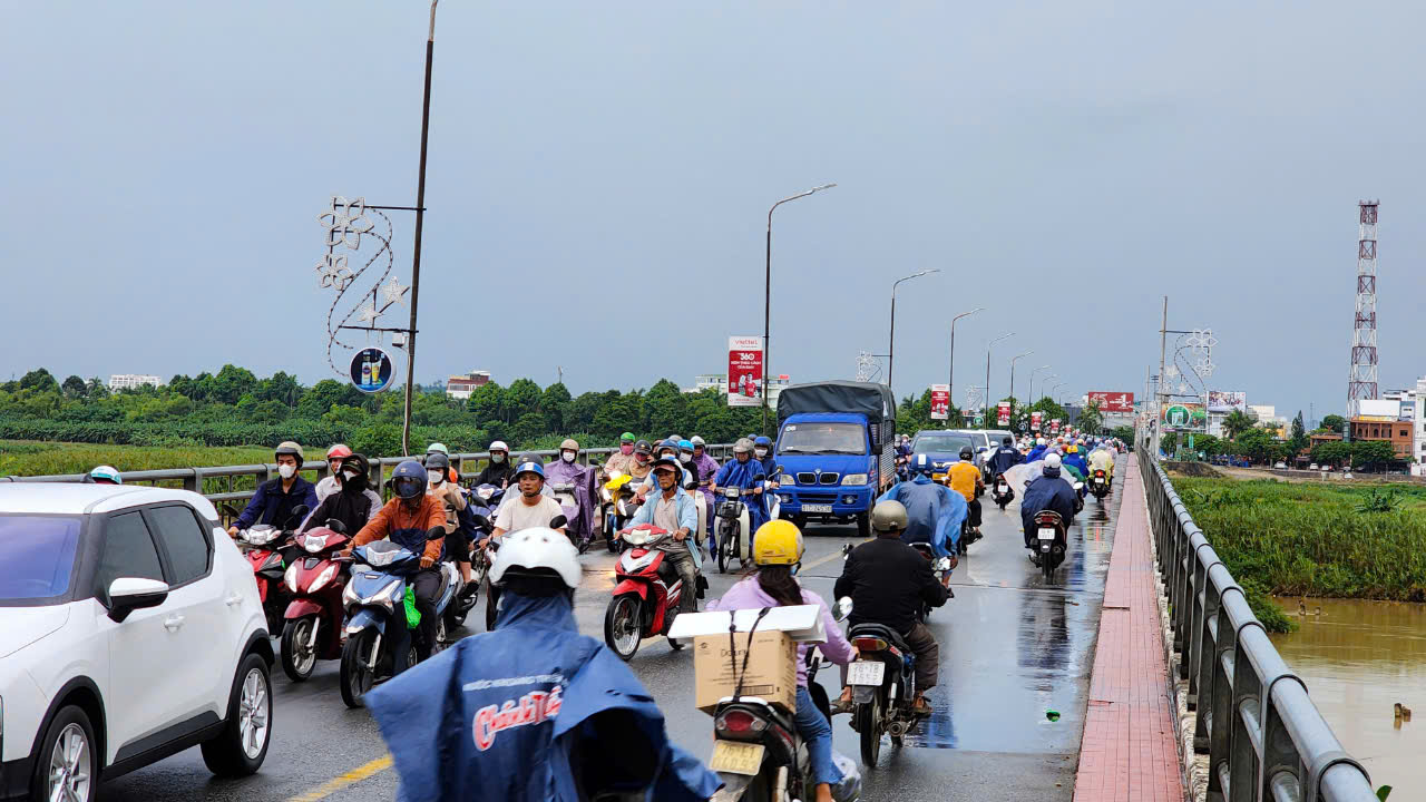 Cấm phương tiện lưu thông qua cầu Trà Khúc 1 khi lũ ở mức báo động 2- Ảnh 1.