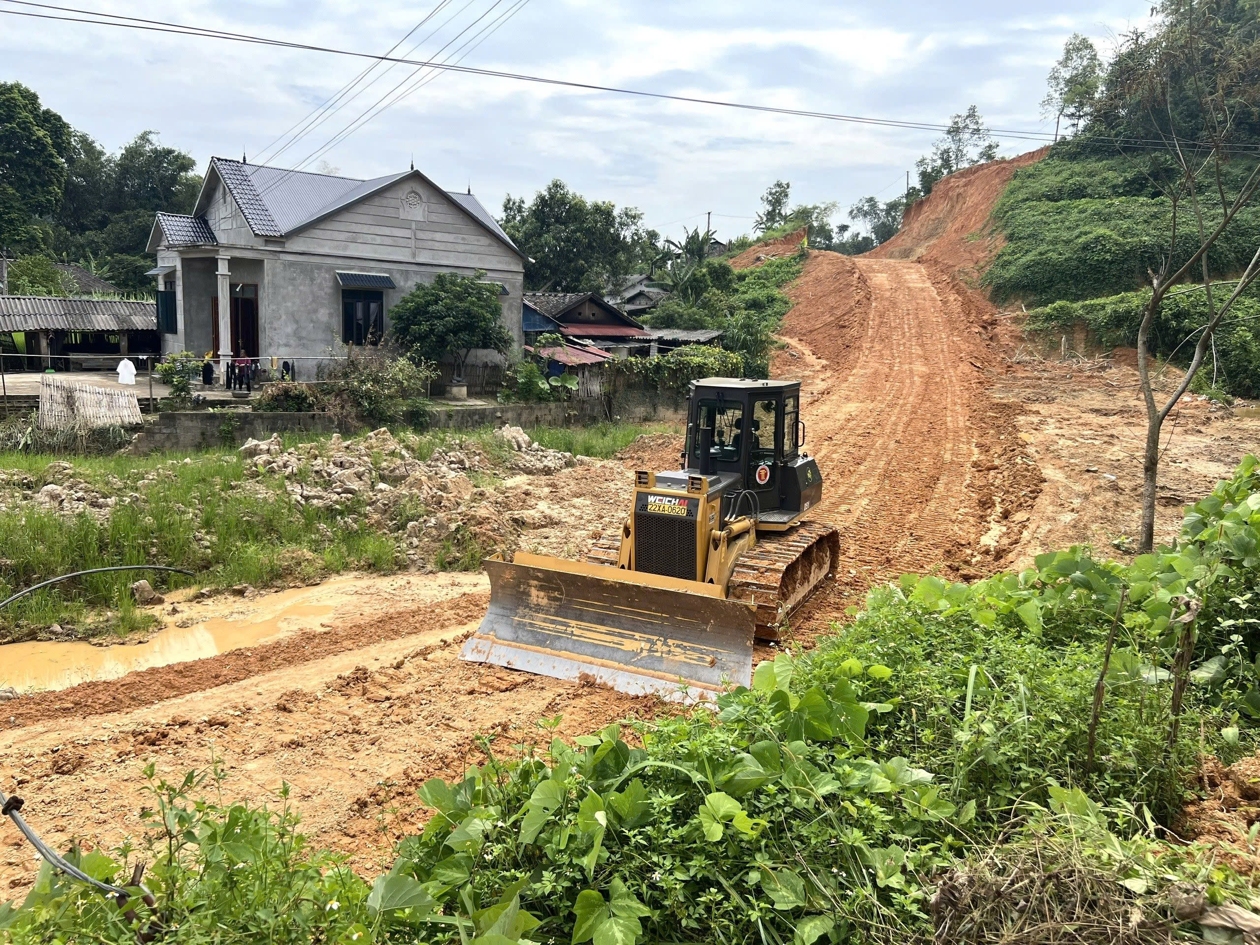 Mặt bằng "xôi đỗ", máy móc thi công hai cao tốc qua Lạng Sơn "án binh bất động"- Ảnh 1.