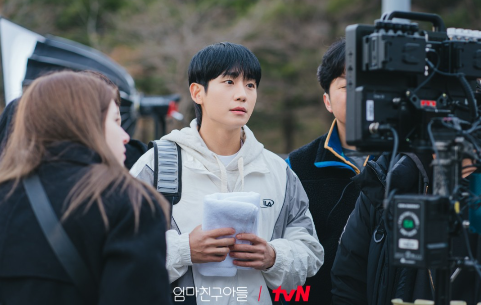 Phim của Jung Hae In bị tẩy chay vì “xúc phạm cả một châu lục”, netizen phẫn nộ “biên kịch không học địa lý hả?”- Ảnh 1.