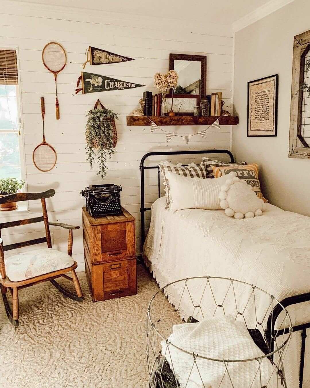 Decor phòng ngủ theo phong cách vintage với màu nền trắng nhẹ nhàng