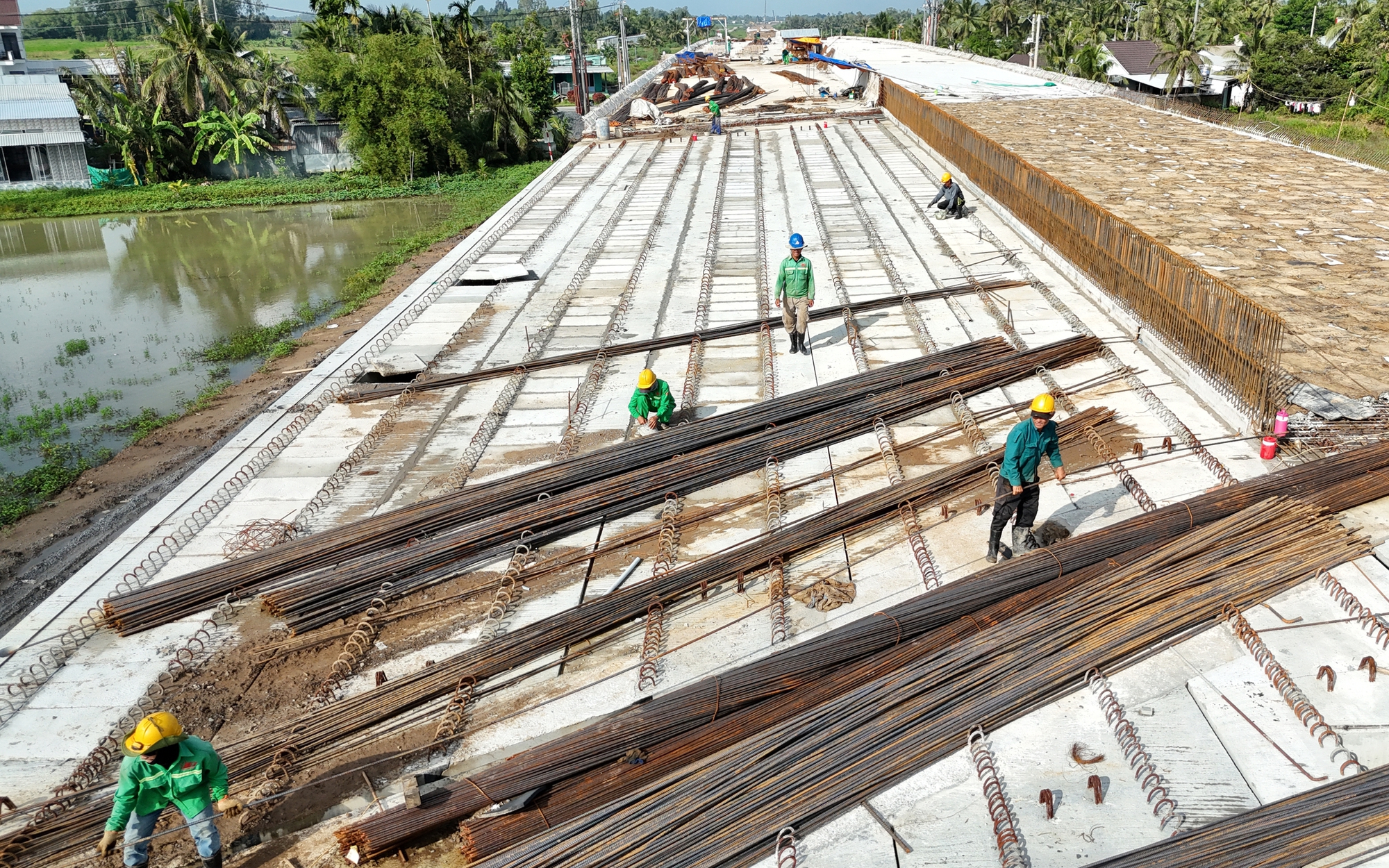 Gần 1.000 kỹ sư, công nhân thi công xuyên lễ trên công trường cao tốc Cần Thơ - Cà Mau