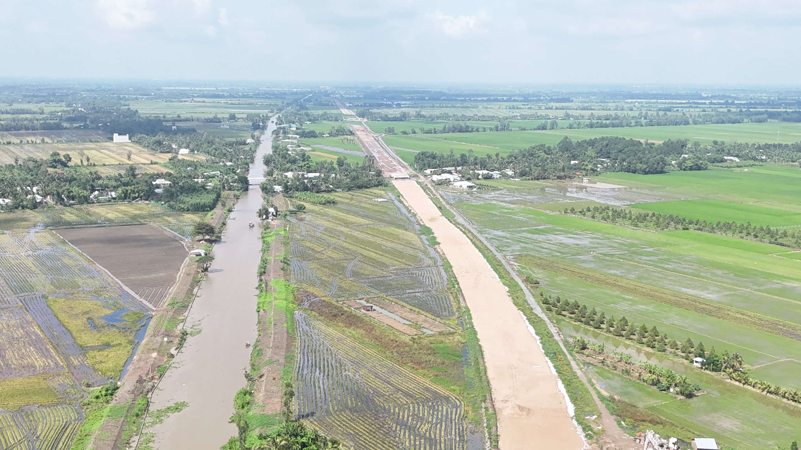 Gần 1.000 kỹ sư, công nhân thi công xuyên lễ trên công trường cao tốc Cần Thơ - Cà Mau- Ảnh 1.