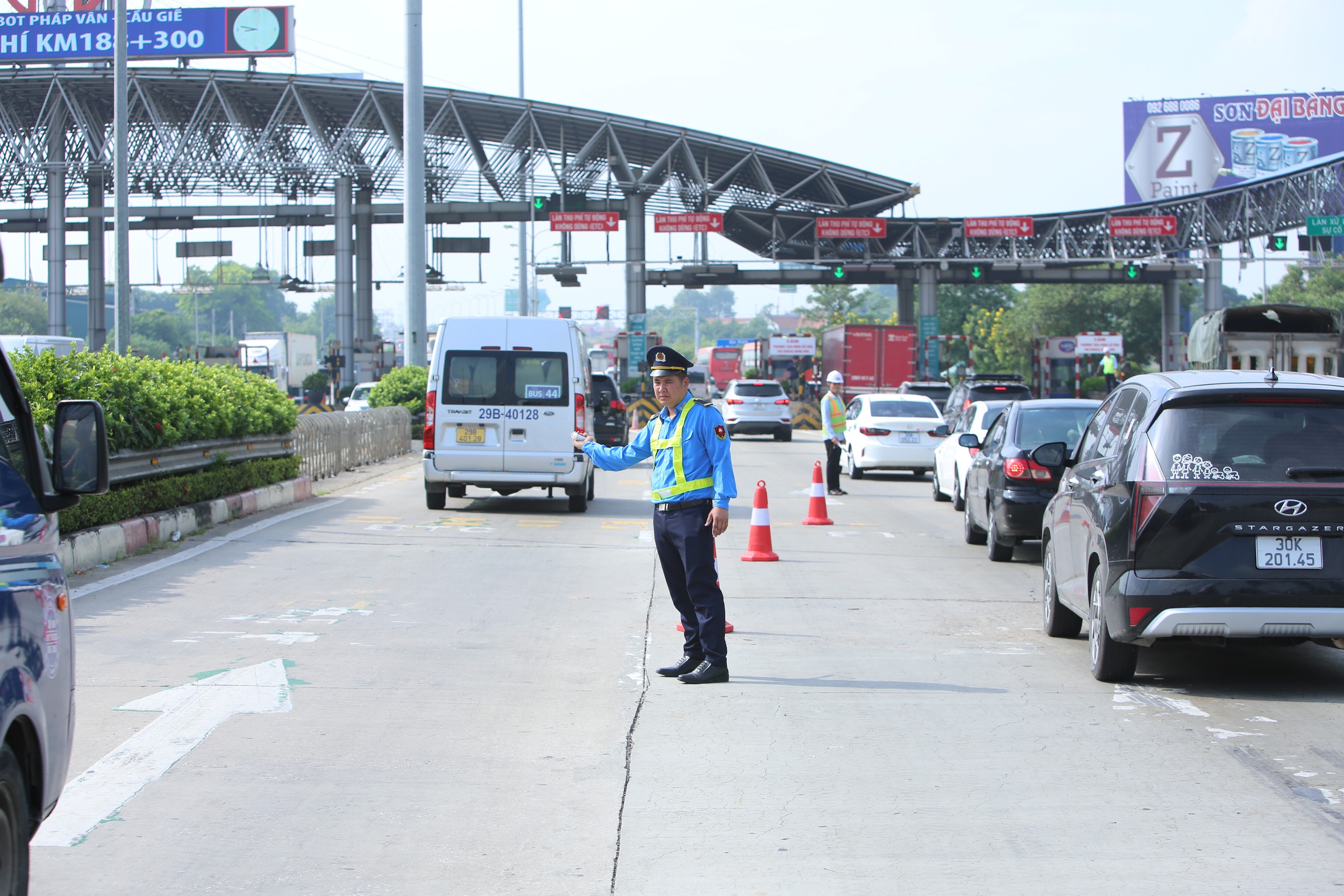 Ngày đầu nghỉ lễ 2/9, ô tô chầm chậm nối đuôi nhau trên cao tốc Pháp Vân - Cầu Giẽ- Ảnh 4.