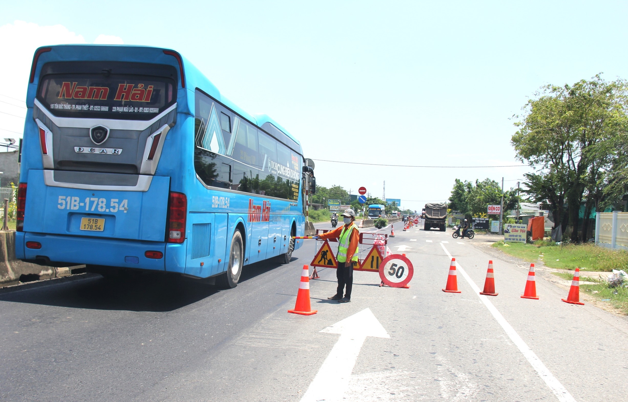 Sửa chữa mặt đường quốc lộ 1 tại nút giao vào cao tốc Phan Thiết - Dầu Giây- Ảnh 3.