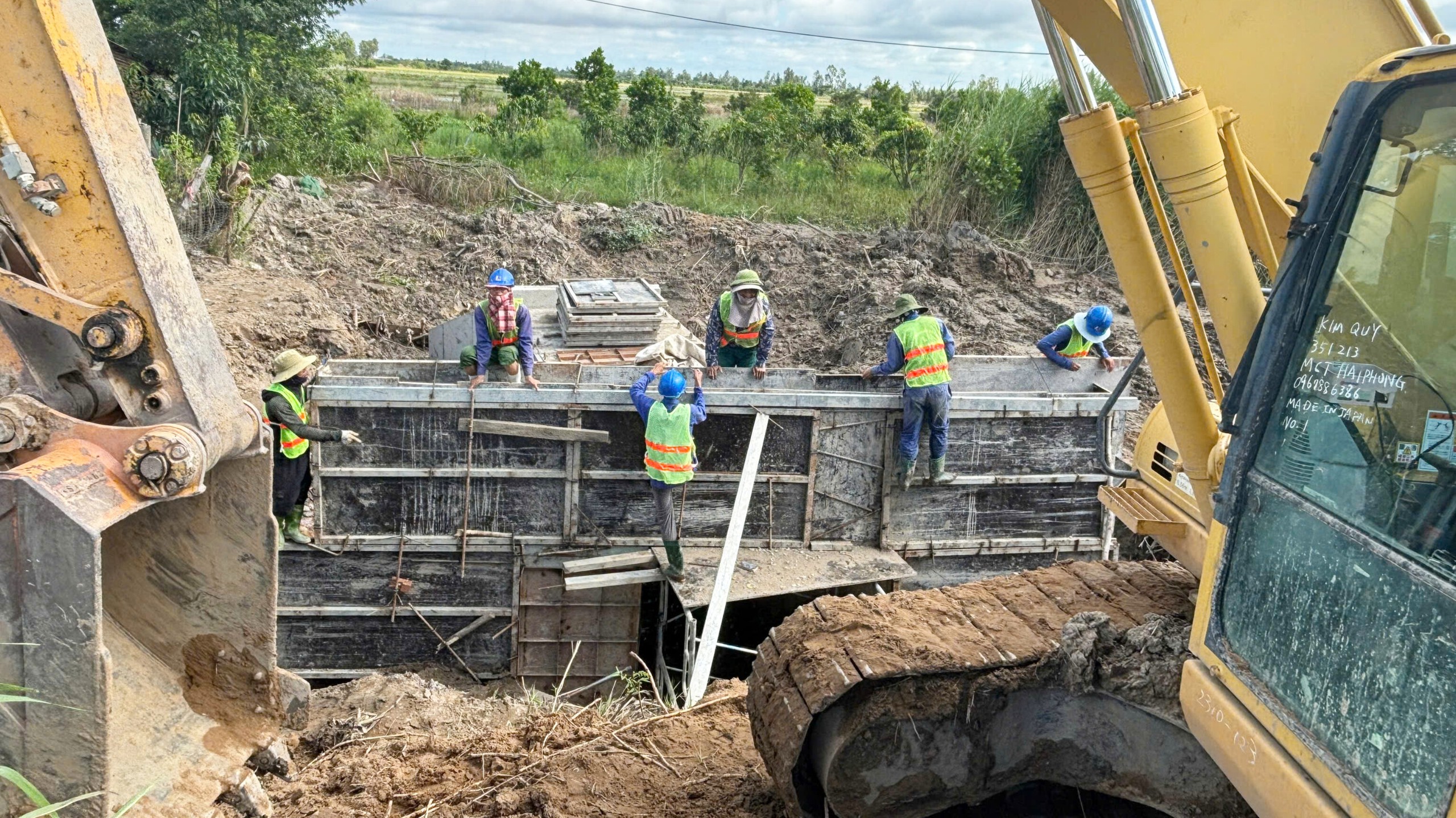 Thi công xuyên lễ, nhà thầu quyết tâm vượt tiến độ tuyến Cao Lãnh - Lộ Tẻ- Ảnh 1.