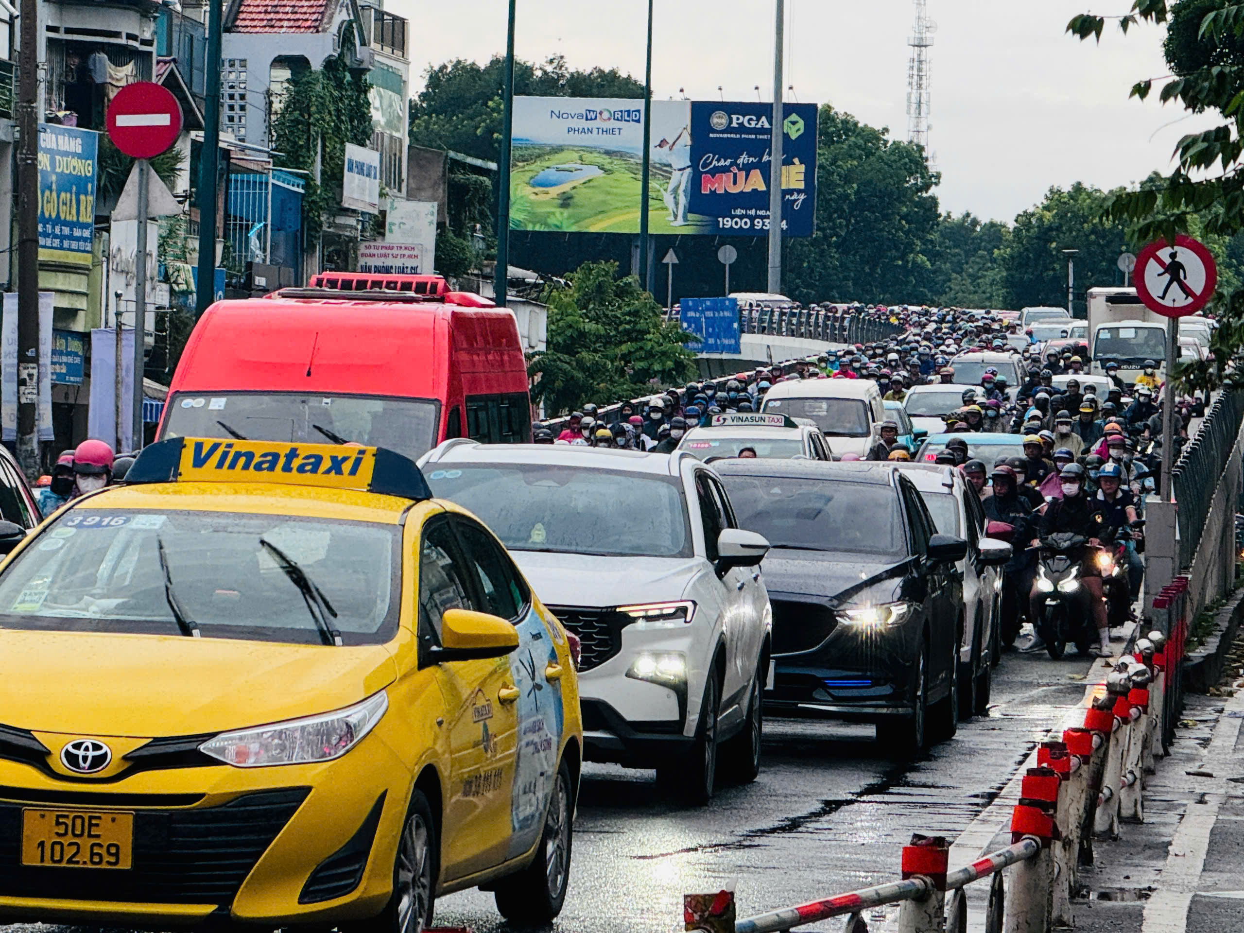 Đề xuất thu phí ô tô vào trung tâm TP.HCM sau khi hoạt động 7 tuyến metro- Ảnh 1.