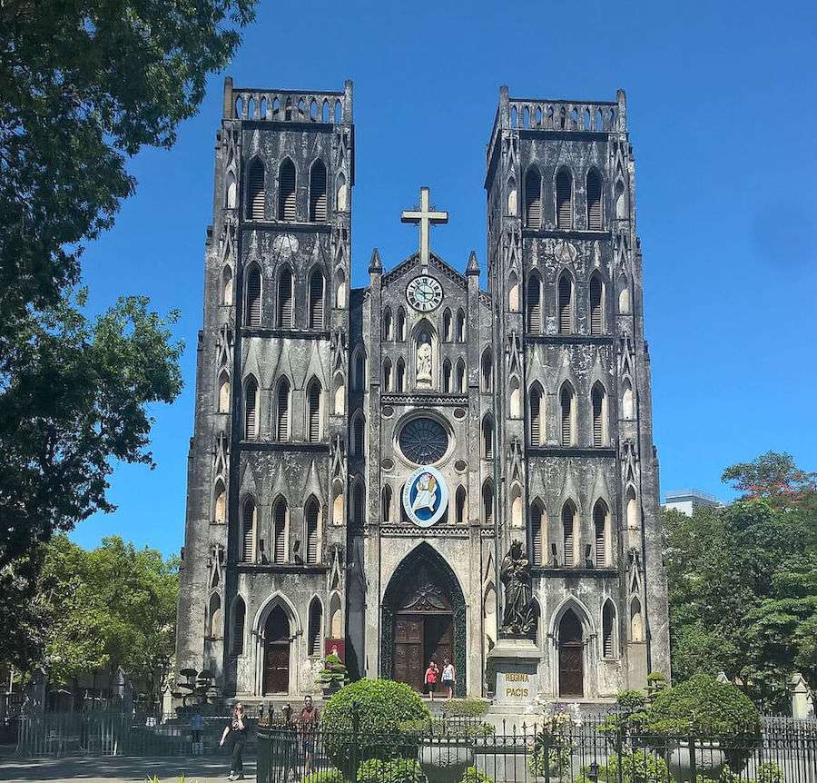 Nhà thờ Lớn Hà Nội mang kiến trúc gothic với dạng tháp đồ xộ