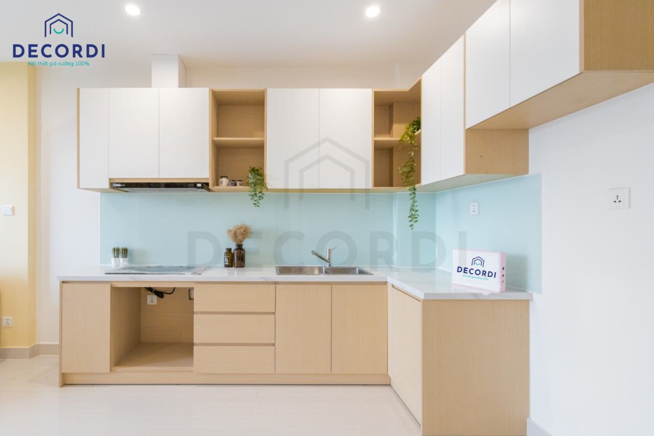 Tủ bếp chữ L gỗ công nghiệp phủ Melamine bền đẹp kết hợp kính bếp màu xanh ngọc cho không gian bếp bừng sáng