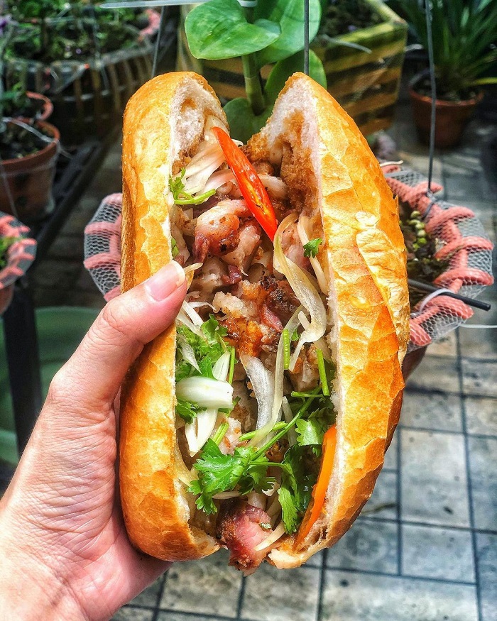 Bánh mì là món ăn đường phố Việt Nam tuyệt ngon