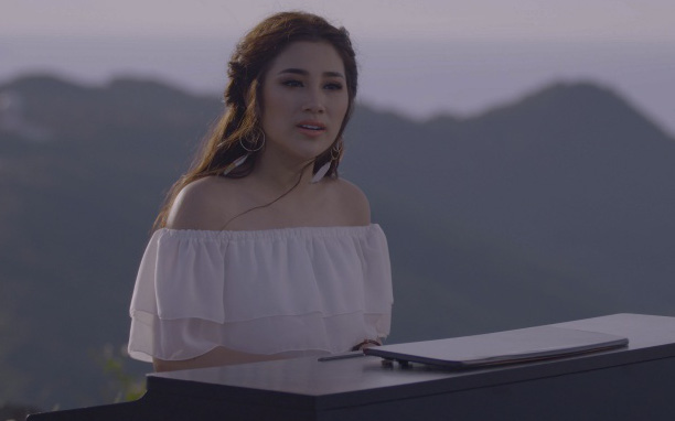 "Ngọc nữ bolero" Tố My được khen xinh như "Thần tiên tỉ tỉ" khi chơi piano trên... đỉnh núi