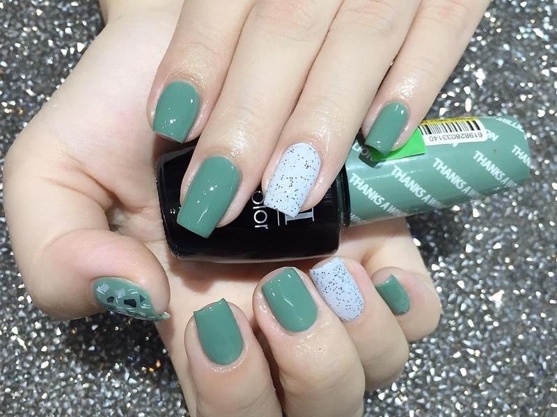 Cách làm nail màu xanh ngọc đẹp đơn giản nhã nhặn