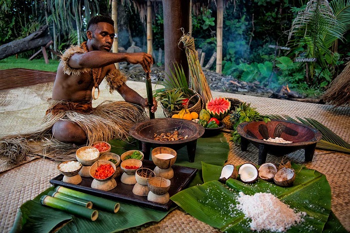 Người dân đang chế biến món ăn Kokoda - món ăn đảo Fiji