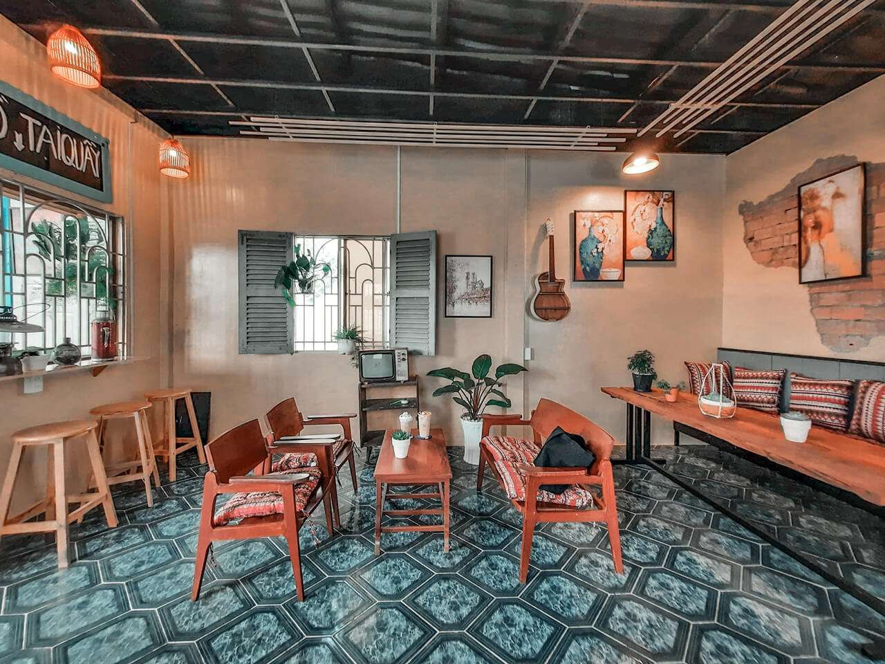 Quán cafe được trang trí đơn giản theo hơi hướng Retro 