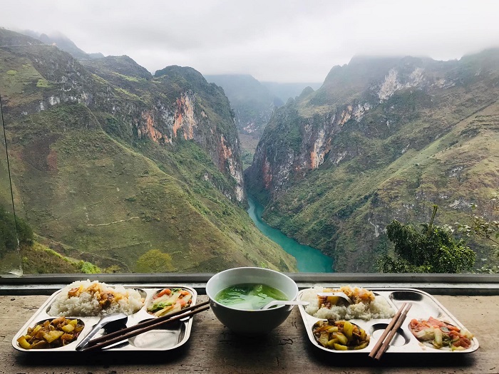 Tu Sản Coffee là quán cafe view sông Nho Quế cực đẹp