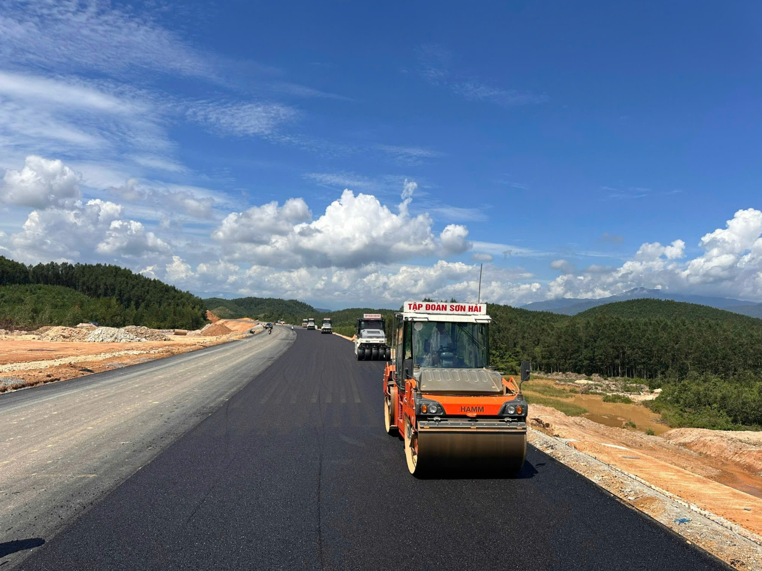 Hàng nghìn kỹ sư, công nhân bám công trường, đưa cao tốc Bắc - Nam giai đoạn 2 về đích sớm- Ảnh 1.