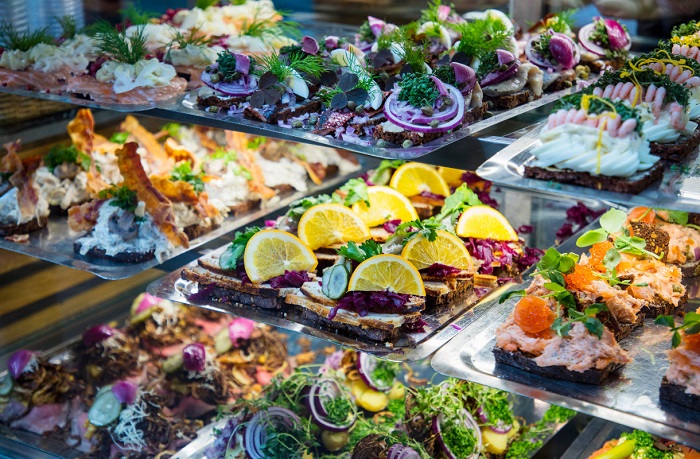 Một quầy hàng với những chiếc bánh Smørrebrød ở Copenhagen - 10 trải nghiệm ẩm thực hàng đầu thế giới