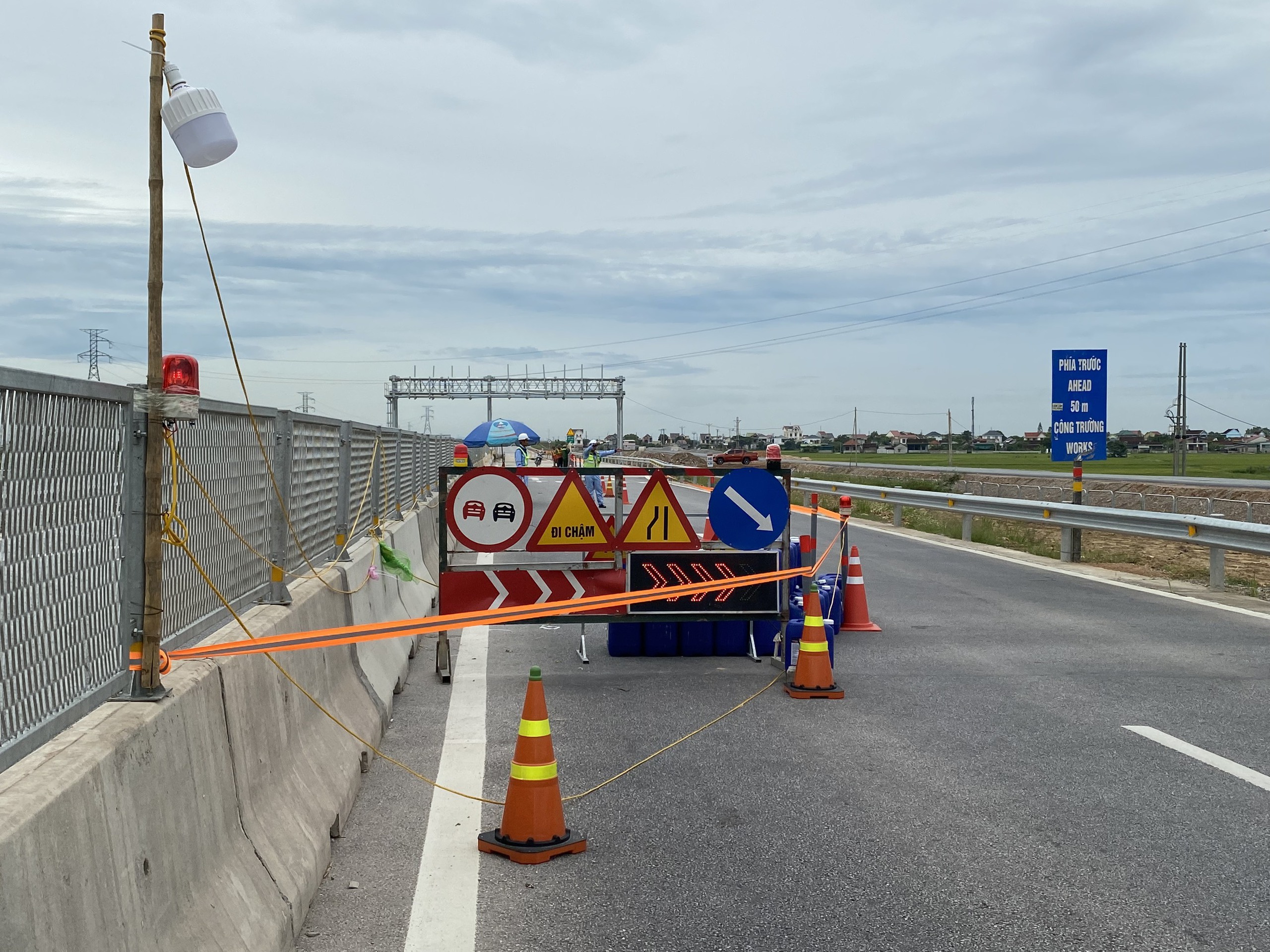 Vì sao vừa khai thác cao tốc Diễn Châu - Bãi Vọt đã lại chăng dây sửa đường?- Ảnh 7.