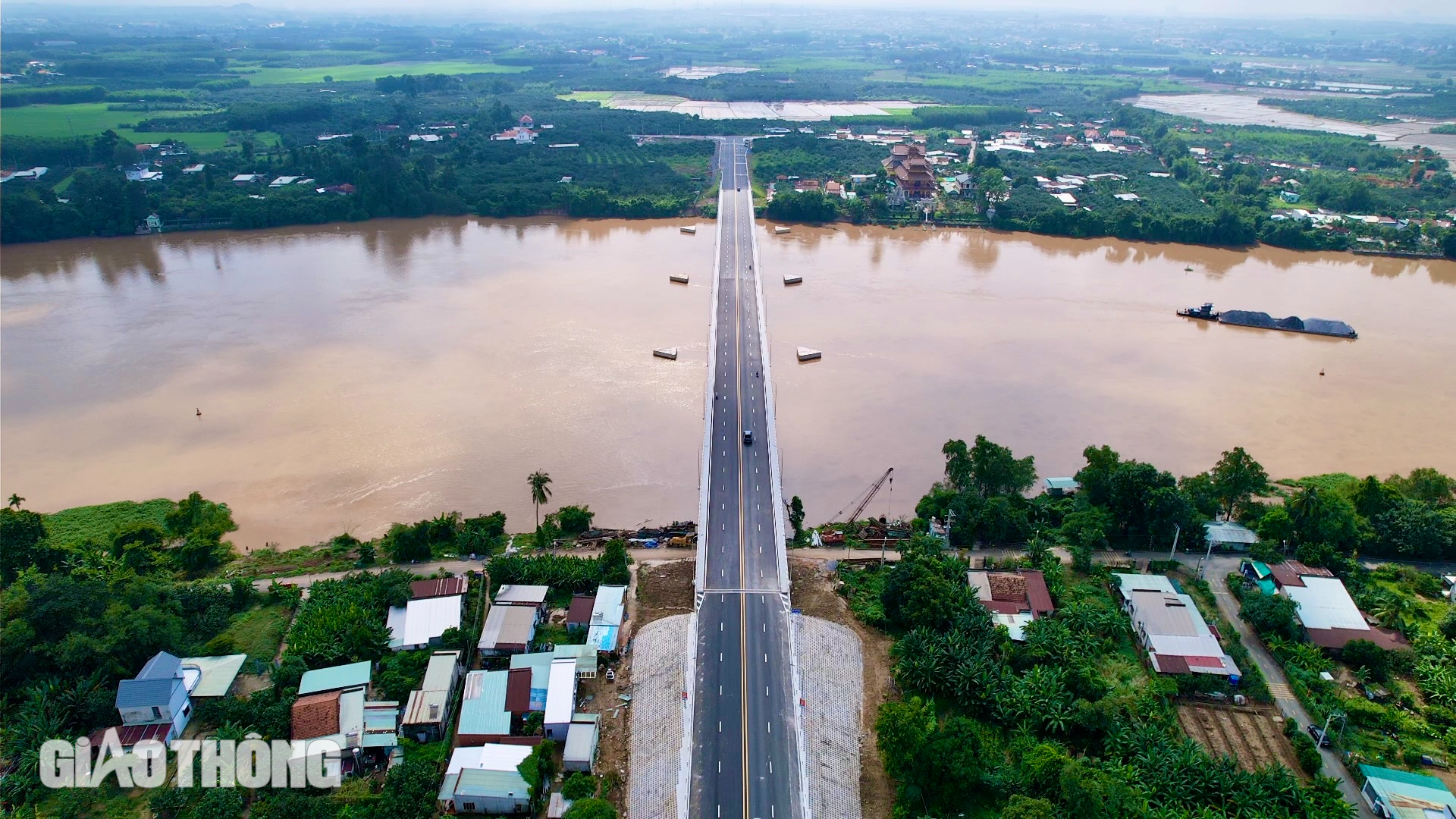 Cầu Bạch Đằng 2 đã thông xe, vì sao vẫn còn công nhân thi công?- Ảnh 1.