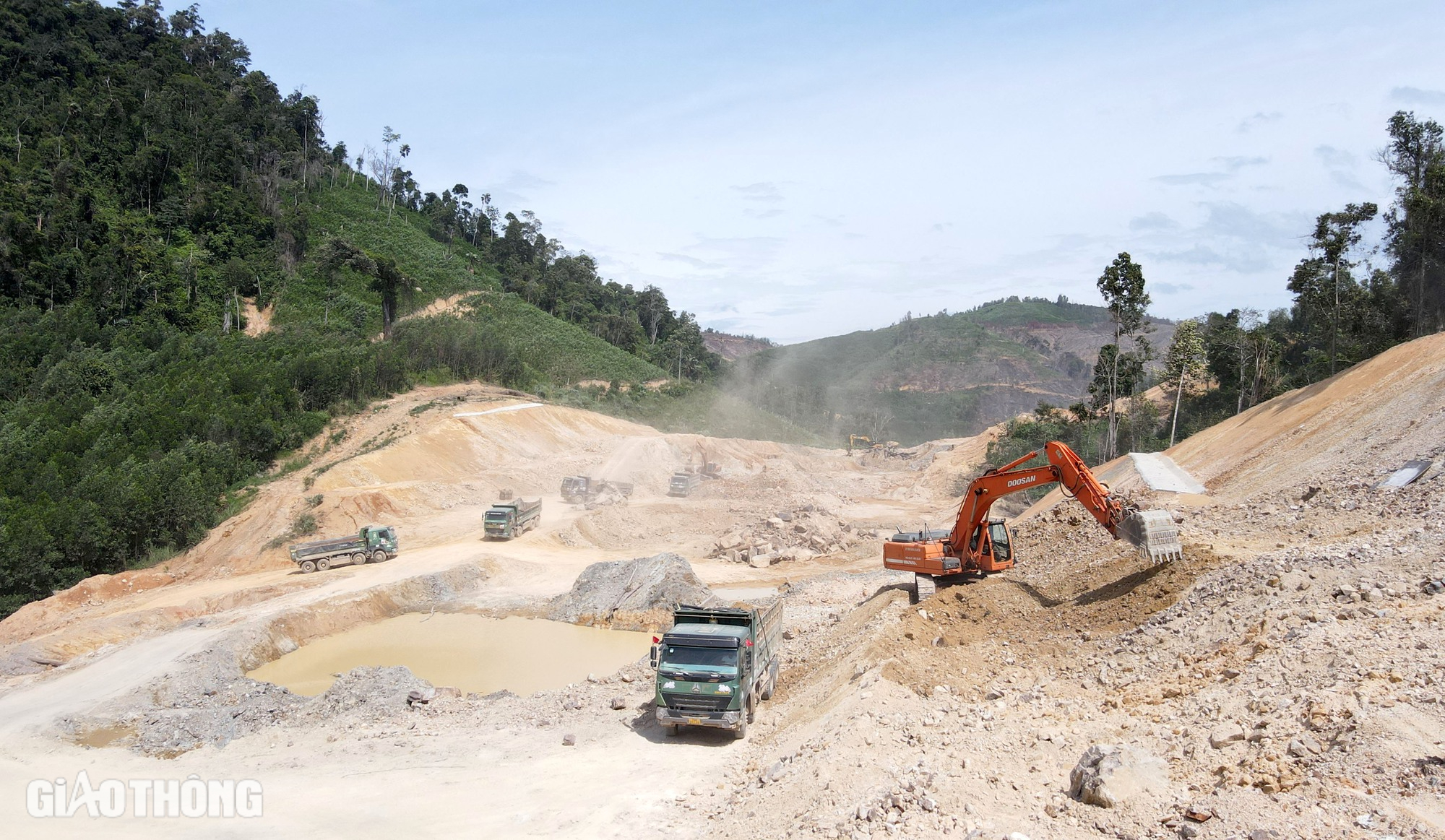 "Xẻ núi, bạt đồi" thi công cao tốc Khánh Hòa - Buôn Ma Thuột- Ảnh 1.