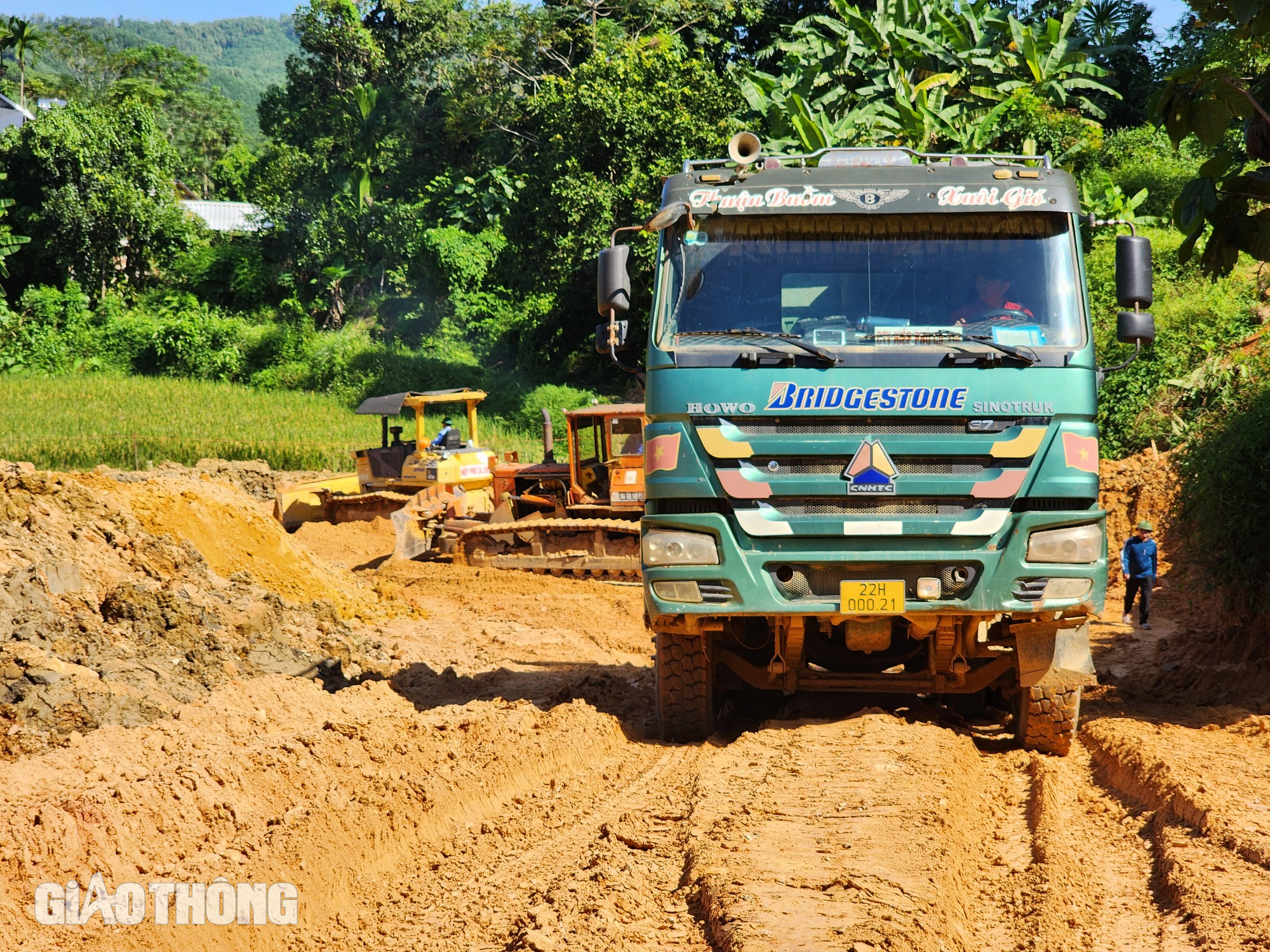 Tranh thủ thời tiết thuận lợi đẩy tiến độ thi công cao tốc Tuyên Quang - Hà Giang- Ảnh 3.