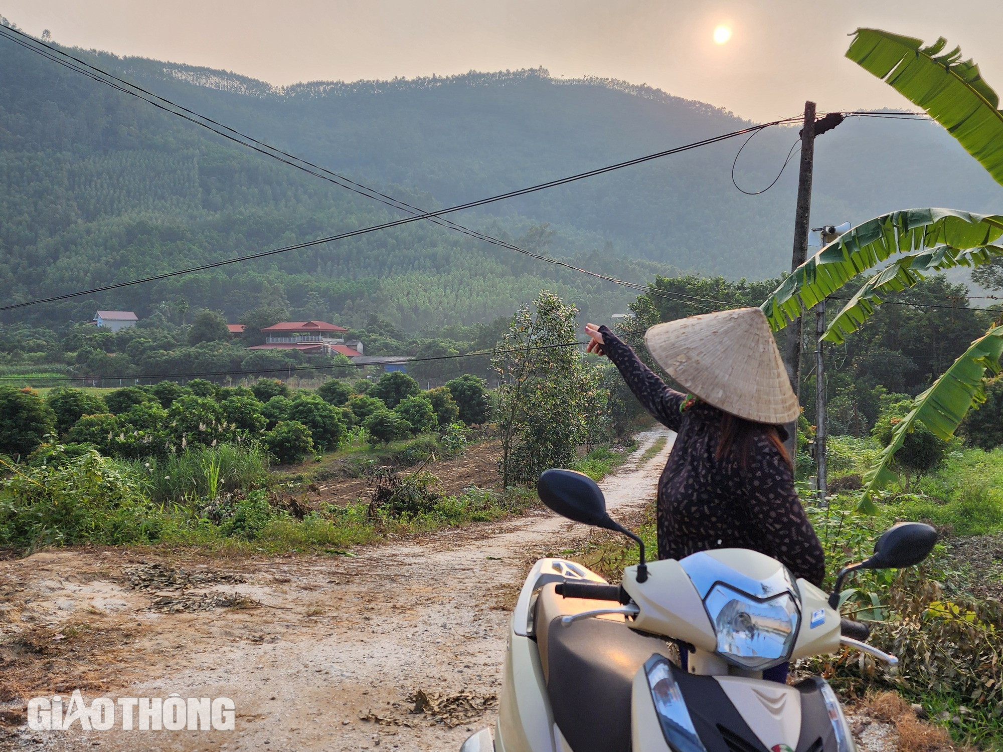 Phú Thọ: Tắc giao thương, dân phải đi vòng 30km sau sạt lở đê sông Lô- Ảnh 2.