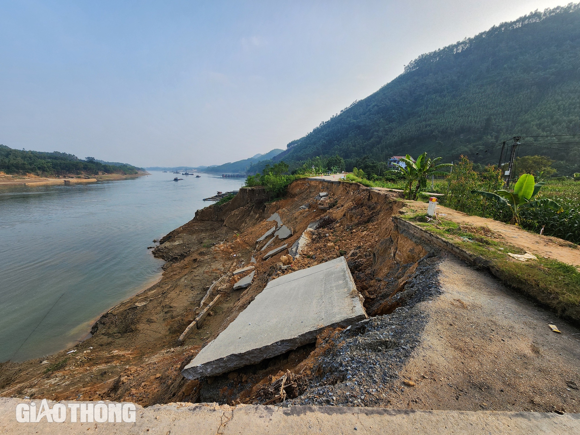 Phú Thọ: Tắc giao thương, dân phải đi vòng 30km sau sạt lở đê sông Lô- Ảnh 3.