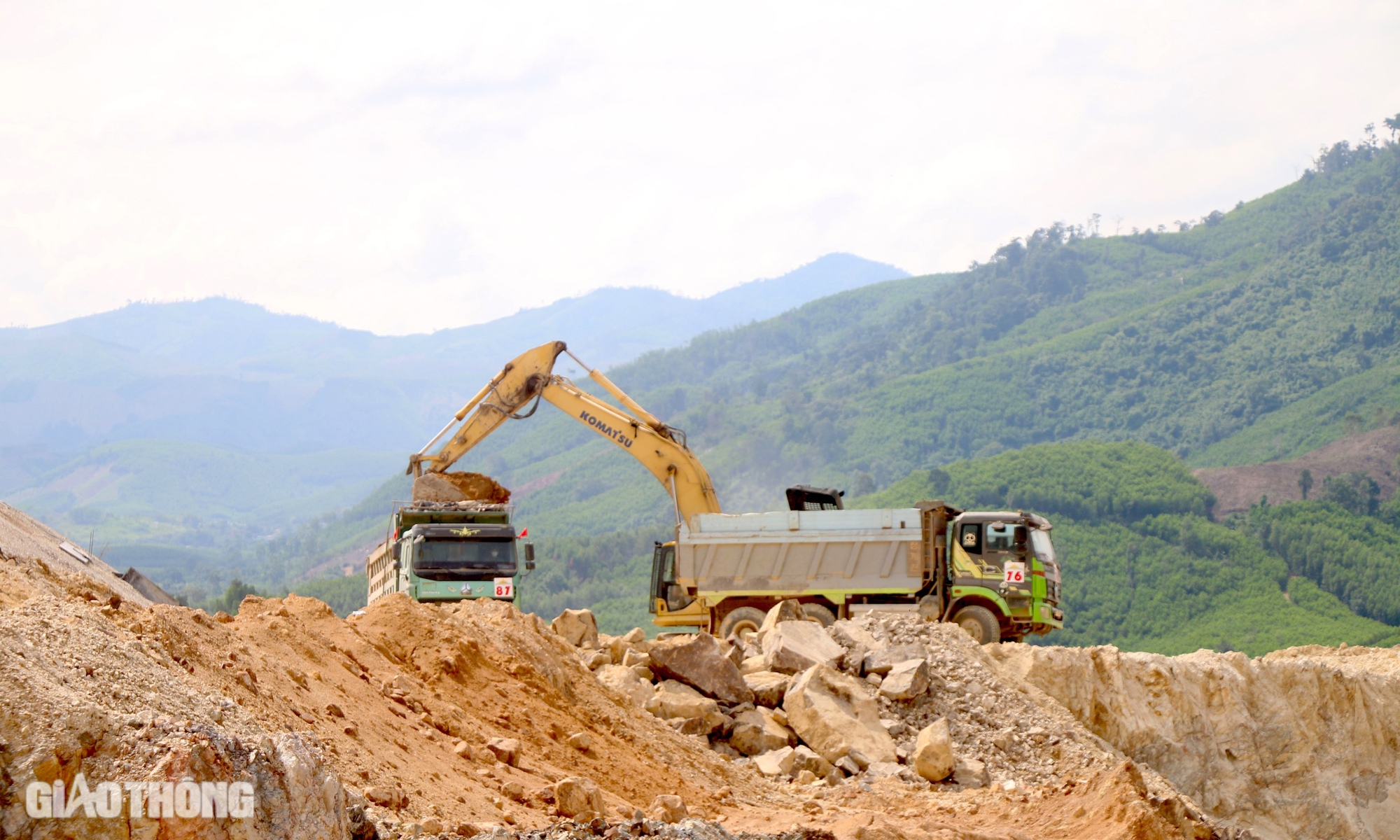 "Xẻ núi, bạt đồi" thi công cao tốc Khánh Hòa - Buôn Ma Thuột- Ảnh 3.