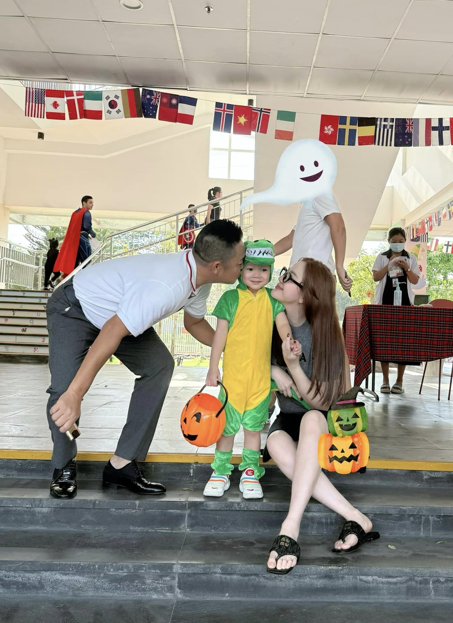 Sao Việt rần rần Halloween: 1 người "hoá trang" thành 4 sao nữ, nhà Hà Tăng gây sốt nhưng chịu chơi nhất là nhân vật này! - Ảnh 3.