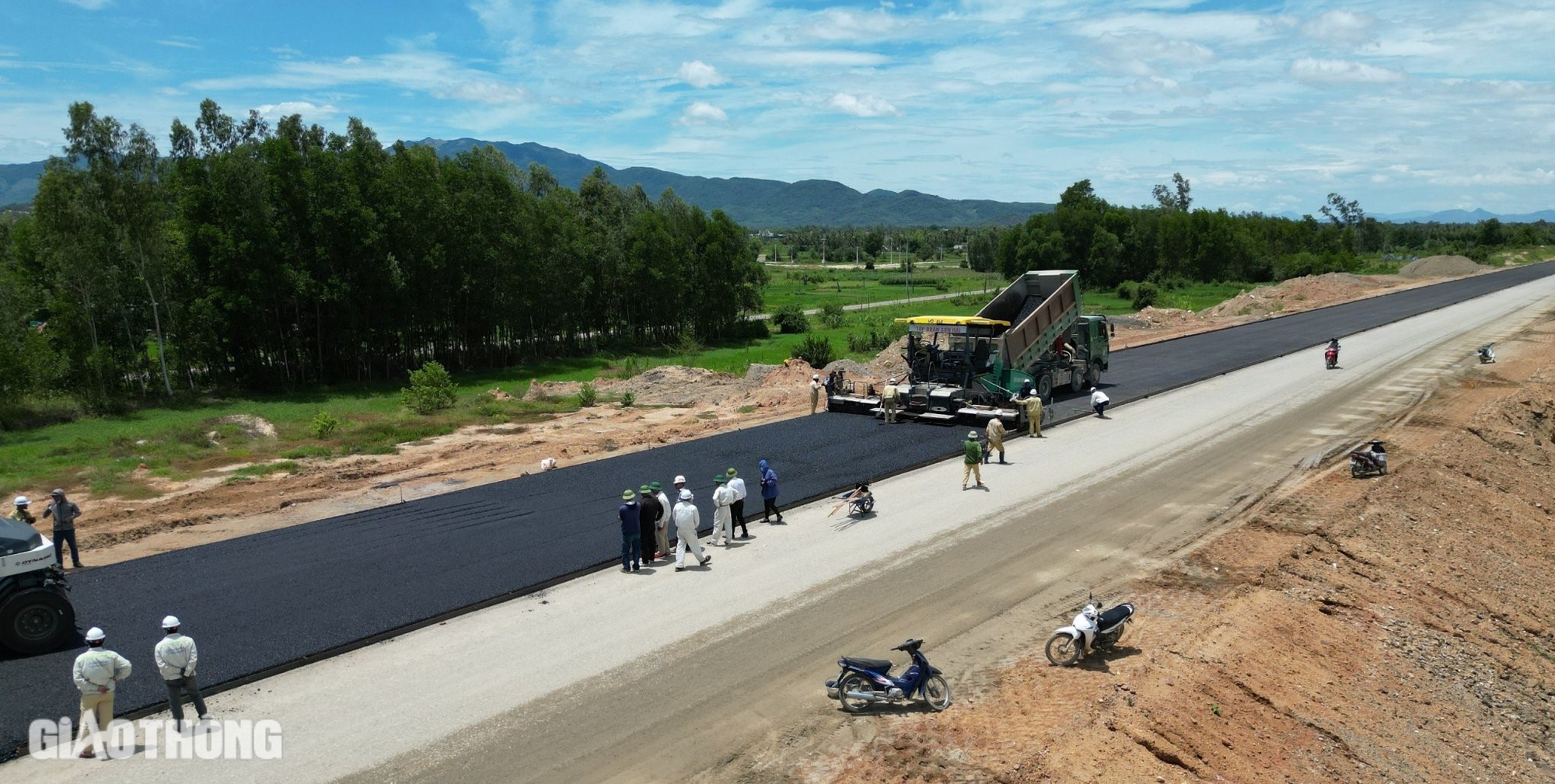 Chong đèn tăng ca làm cao tốc Hoài Nhơn - Quy Nhơn- Ảnh 4.