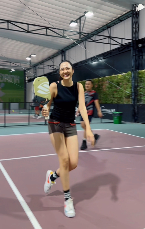 Ca sĩ Bảo Anh khoe vóc dáng mẹ một con trên sân pickleball - Ảnh 2.