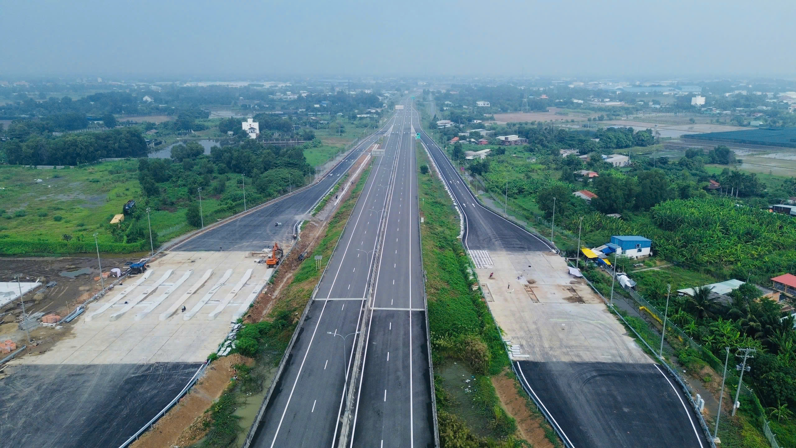 Nhộn nhịp công trường cao tốc phía Nam dù sáng nắng, chiều mưa- Ảnh 1.